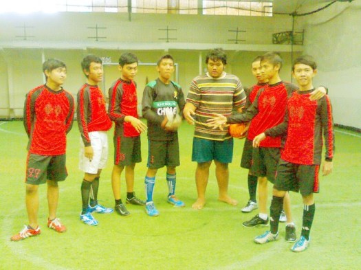 Ada juga yang berpendapat pengertian sepak bola adalah suatu permainan yang dilakukan … bobby pratama: TEKNIK DASAR BERMAIN FUTSAL