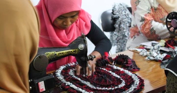 Nah, untuk mengetahui tentang jenis kerajinan tersebut, penjelasan lengkapnya sebagai berikut: Benda-Pakai dan Benda-Hias - Blog Prakarya & Kewirausahaan
