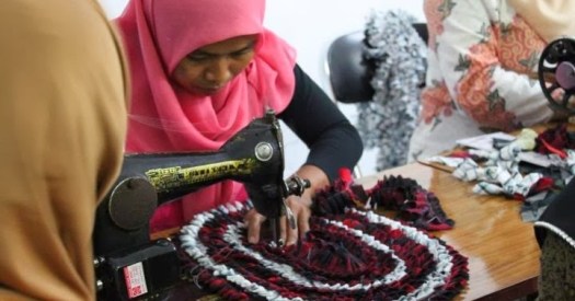Nah, untuk mengetahui tentang jenis kerajinan tersebut, penjelasan lengkapnya sebagai berikut: Benda-Pakai dan Benda-Hias - Blog Prakarya & Kewirausahaan