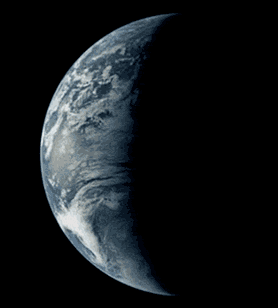 Bumi berputar ke arah timur, atau jika dilihat dari utara, melawan arah jarum jam. Rotasi Bumi (Halaman 4) - Drive Edukasi