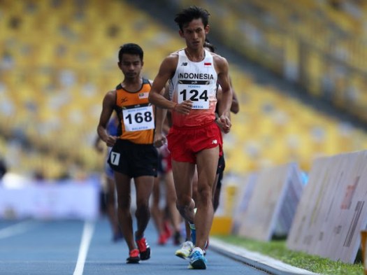 Gerakan lutut yang benar saat melakukan gerak langkah kaki adalah. JALAN CEPAT