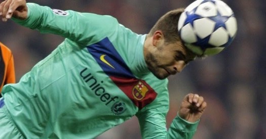 Posisi perkenaan bola yang benar dalam teknik menyundul bola (heading) adalah…. Analisis Keterampilan Gerak Menyundul Bola