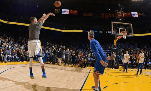 Mendapatkan poin sangatlah penting dalam permainan bola basket, untuk itu kalian harus menguasai teknik menembak bola ke dalam ring secara . Teknik Dasar Shooting Bola Basket Terlengkap Kupas Tuntas Basketball