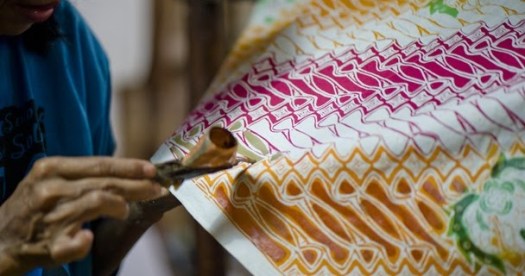 Jawa timur termasuk daerah penghasil batik, antara Jenis Karya Seni Rupa Terapan Daerah Nusantara Diantaranya Kerajinan Batik