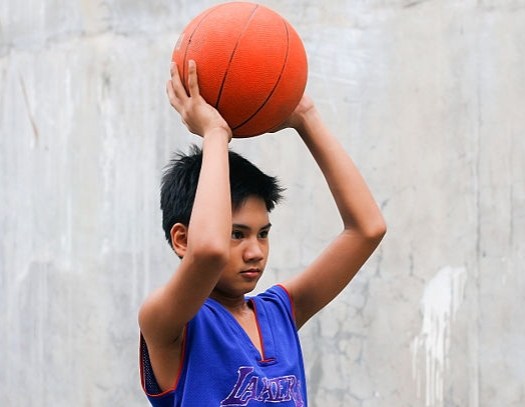 Ketika tangan posisi memegang bola . Posisi Awal Badan Passing Atau Lemparan Bola Basket Melalui Atas Kepala Adalah Dapatkan Data