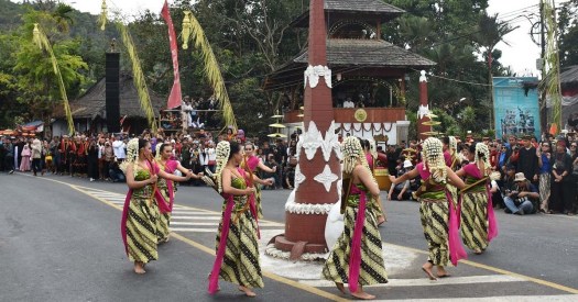 Adapun tradisi adat yang dilakukan dalam upacara ini antara lain di daerah pangkep, bone, soppeng, dan wajo. Macam Macam Upacara Adat Jawa Barat Bagian 2