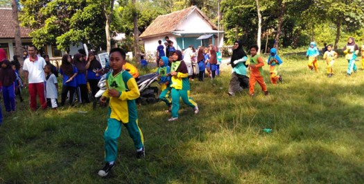 Olahraga bisa dilakukan dimana pun dan kapan pun kita mau, baik siang maupun. Latihan Daya Tahan Jantung Untuk Pengembangan Kebugaran Jasmani Mikirbae Com
