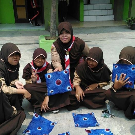 Adalah alat pokok dalam pembuatan batik. Membuat Batik Jumputan Ikat Celup By Mts Negeri Sukoharjo Medium