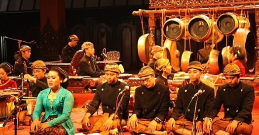Penyanyi lagu daerah yang diiringi musik tradisional di jawa, sunda dan bali disebut sinden. Gaya Bernyanyi Lagu Daerah Bab 3 Kelas 8 Materi Pengetahuan Media Pembelajaran Online Guru Spensaka Smpn1kalimanah