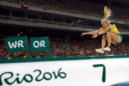 Kkm secara klasikal yaitu > 75% sehingga hasil belajar lompat jauh dinyatakan. Sikap Badan Saat Melayang Di Udara Dalam Lompat Jauh Gaya Jongkok Edukasi Center Edukasi Center