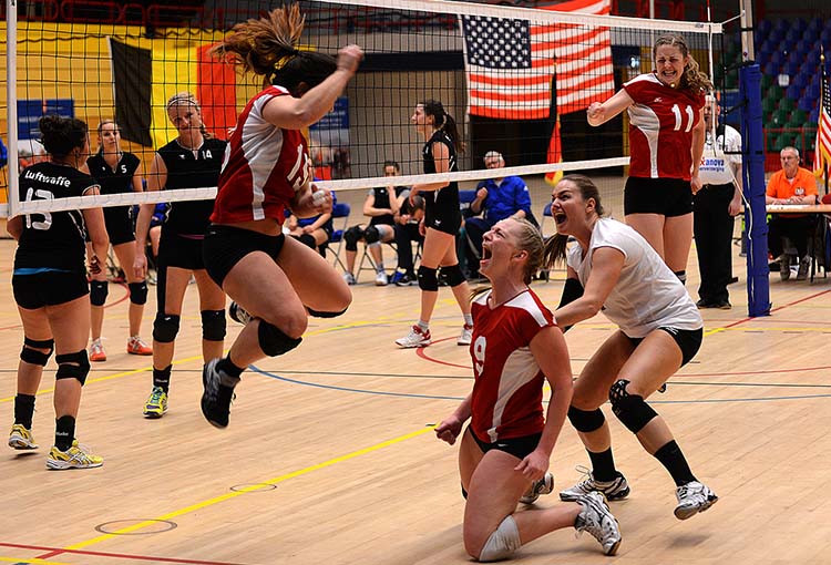 Sikap tangan saat perkenaan bola pada saat passing atas. 4 Teknik Dasar Bermain Bola Voli Beserta Penjelasan Dan Gambar Markijar Com