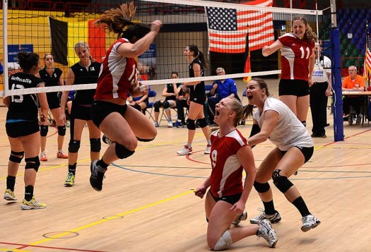 Sikap tangan saat perkenaan bola pada saat passing atas. 4 Teknik Dasar Bermain Bola Voli Beserta Penjelasan Dan Gambar Markijar Com