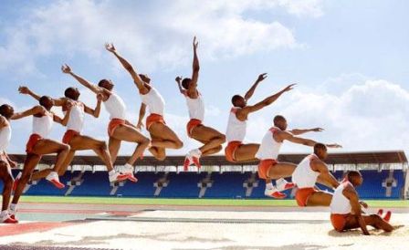 Namun, perbedaannya terletak pada teknik dan sikap saat pelompat melayang di udara, sehingga gaya . Sikap Badan Saat Melayang Di Udara Dalam Lompat Jauh Gaya Menggantung Hang Style Edukasi Center Edukasi Center