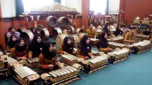 Musik daerah atau disebut musik tradisional merupakan musik yang lahir dan berkembang dari budaya daerah setempat. Teknik Dan Bernyanyi Lagu Daerah Dengan Lebih Satu Suara Bab 3 Kelas 8 Materi Pengetahuan Media Pembelajaran Online Guru Spensaka Smpn1kalimanah