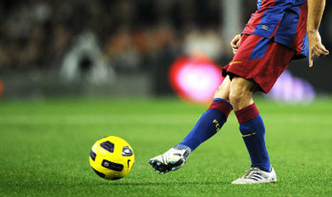 Pada teknik cara menendang bola dengan menggunakan kaki bagian luar, , fokusnya adalah tendangan yang dilakukan . Belajar Sepakbola Passing Umpan Pendek