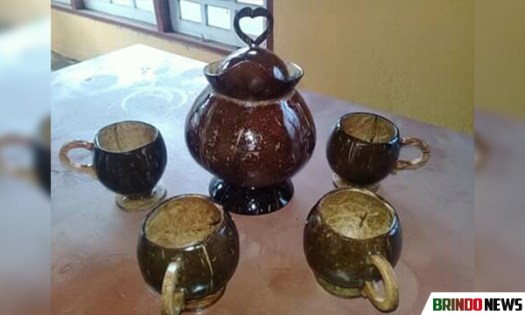 Kerajinan batok itu dijual dengan harga yang . Bermodal Peralatan Sederhana Batok Kelapa Di Sulap Bahan Kerajinan Brindonews Com