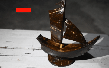 Padahal tempurung, yang biasanya dipakai sebagai bahan bakar kompor tradisional, dapat diolah menjadi kerajinan bernilai seni dengan harga . Tehnik Membuat Hiasan Meja Berbentuk Perahu Layar Dari Bahan Tempurung Kelapa