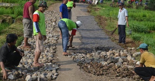 Manfaat kerja bakti adalah agar usaha yang dilakukan menjadi cepat . Manfaat Kerja Bakti Bagi Persatuan Dan Kesatuan
