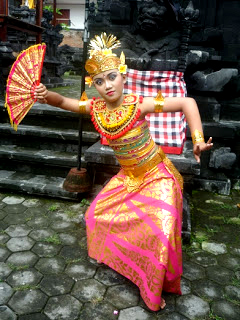 Dengan penari lainnya terikat aturan dan harus dapat bekerja sama. Tarian Perorangan Tarian Berpasangan Dan Tarian Berkelompok Albantani