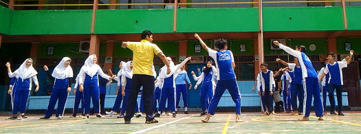 Latihan gerakan guling lenting dibedakan menjadi dua berdasarkan dengan tumpuannya, yaitu bertumpu pada tengkuk dan kepala. Kita Olahraga