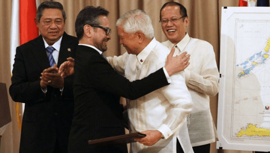 Ancaman di bidang politik dapat bersumber dari dalam negeri maupun luar negeri. Strategi Dalam Mengatasi Ancaman Di Bidang Politik Fareso 07