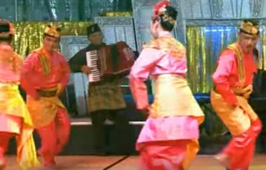 Level gerak tari adalah jangkauan peragaan gerak dalam ruang gerak tari oleh penari itu sendiri. Seni Tari Berpasangan Dan Berkelompok Mikirbae Com