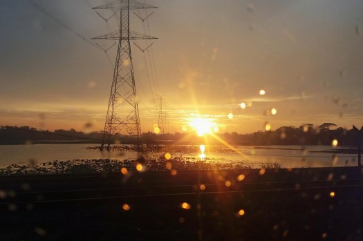 Ketika pagi hari, saat membuka jendela, kamu melihat cahaya di langit. Pagi Itu Tepat Sebelum Matahari Terbit Elga Maulina Putri