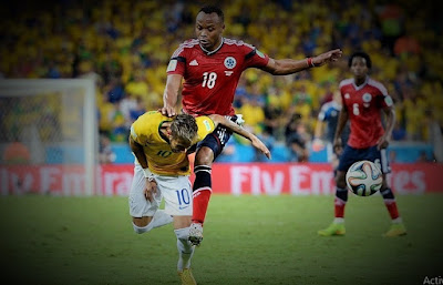 Seorang penyerang atau pemain depan dituntut memiliki tendangan yang keras dan terarah ke arah gawang. Istilah Istilah Dalam Sepakbola