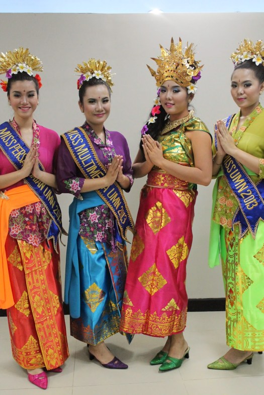 Fungsi individual adalah seni dapat dinikmati dan bermanfaat bagi individu. "Sewa Busana Betawi dot Com" I Ph. 085211711318 atau
