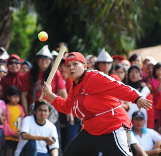 Pergantian tempat dalam permainan bola bakar antara regu pemukul dan penjaga terjadi apabila: Permainan Bola Kasti