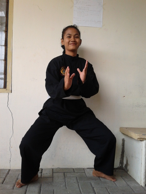 Untuk sikap pasang ini, pesilat memposisikan badan dalam kondisi tegak. Kuda Kuda Dalam Pencak Silat Teknik Dasar Dalam Pencak Silat