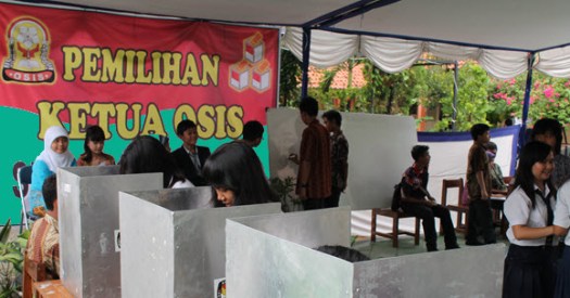 Sikap positif terhadap sistem pemerintahan akan mewujudkan dan memperkuat pelaksanaan kedaulatan rakyat. Sikap Positif Terhadap Sistem Pemerintahan Indonesia Mikirbae Com