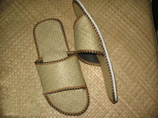 Candi borobudur merupakan salah satu karya seni rupa terapan jawa tengah yang luar biasa, masih banyak karya seni arsitektur yang lain yang ada di indonesia seperti rumah adat dan pada tempat ibadah. Seni Kriya - Seni Rupa