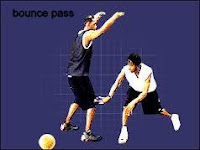 Passing dalam bola basket biasa dilakukan dengan . Tips Teknik Cara Mengoper Bola Basket Yang Benar Teknik Bola Basket