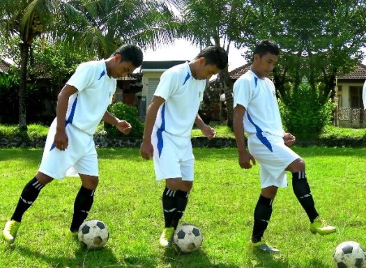 Sikap badan yang benar saat menahan bola dengan telapak kaki adalah. Soal Pjok Sma Smk Kelas Xi Penilaian Akhir Semester 2019 Pilihan Ganda Kunci Jawaban Pjok In