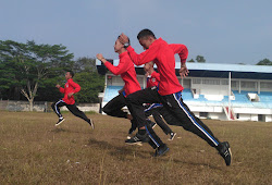 Kedua kaki menolak pada papan tolakan . Pekan Ke 2 Pembelajaran Online Penjas Komet