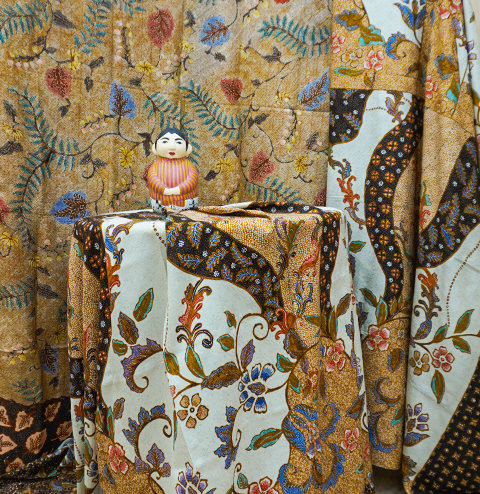 Kain mori merupakan bahan utama untuk membuat batik tulis, kain ini berasal dari bahan kapas yang telah mengalami proses pemutihan dan . Kenali 4 Perbedaan Batik Tulis Dan Batik Cap