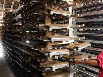 Yang sedang di jemur, bongkahan genting dan tungku pembakaran bahkan mendengarkan proses selep . Panduan Cara Membuat Genteng Dari Tanah Liat Secara Singkat Arafuru