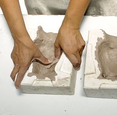 Teknik pijat adalah teknik di mana tanah liat ditempatkan langsung dengan tangan untuk membuat tembikar. Nih Teknik Pembuatan Gerabah Teknik Lempeng PÄ³at Pilin Putar Tekan Dan Tuang Materi Tertulis