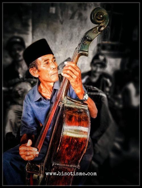 Lagu bernuansa belanda yang sering dimainkan pada pertunjukan tanjidor adalah. Tanjidor Pusaka Group Tanjidor Betawi Di Perbatasan Bekasi Bisot Notes