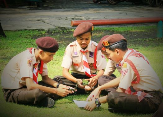 Tanda ini dipasang pada ujung kerah baju sebelah kanan. Tanda Pengenal Gerakan Pramuka