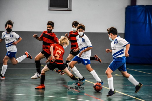 Teknik merebut bola dari lawan dengan cara menjatuhkan badan dalam sepak bola disebut sliding tackle. Soal Dan Jawaban Uh Tentang Startegi Bola Besar