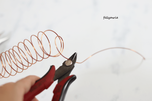 Selain belajar menanam, kamu juga bisa belajar membuat media menanam sendiri di rumah dalam hal ini pot. Diy Membuat Pot Tanaman Gantung Dari Botol Bekas Fillyawie Indonesian Lifestyle Diy Blog