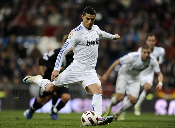 Cara menendang bola menggunakan kaki bagian dalam : Teknik Dasar Permainan Sepak Bola Yang Sebaiknya Anda Kuasai Bumi Olahraga