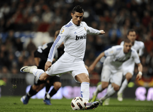 Cara menendang bola menggunakan kaki bagian dalam : Teknik Dasar Permainan Sepak Bola Yang Sebaiknya Anda Kuasai Bumi Olahraga