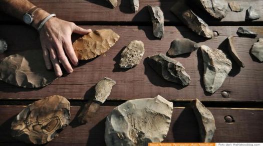 Lain halnya dengan zaman logam, dimana peralatan pada masa itu mayoritas terbuat dari perunggu dan besi. Peninggalan Masa Mengumpulkan Makanan Food Gathering