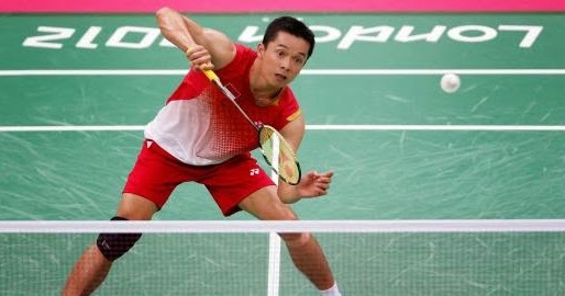 Untuk pukulan drive backhand dilakukan dengan posisi kaki sedikit terbuka selebar bahu dan pandangan diarahkan ke samping kanan dengan badan . Teknik Olahraga Terlengkap Teknik Olahraga Bulu Tangkis Badminton Terlengkap