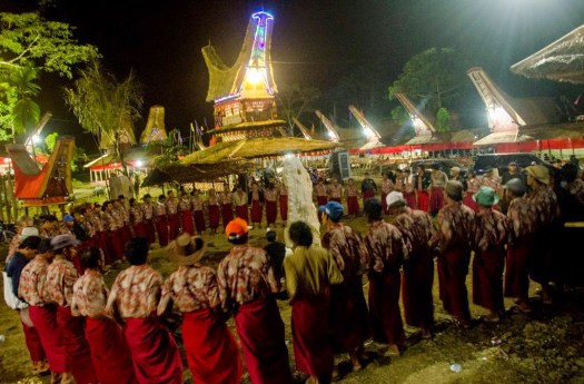Tari saman dari aceh menggunakan pola lantai garis lurus. Ma Badong Perpaduan Tari Dan Nyanyian Dukacita Upacara Kematian Di Toraja Toraja Tourism