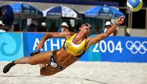 Bola voli biasanya disebut volley indoor, dimainkan di dalam ruangan tertutup. Perbedaan Permainan Bola Voli Indor Dan Bola Voli Pantai Permainan Bola Voli