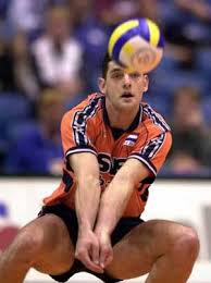 Gerakan tangan yang benar saat melakukan passing atas bola voli adalah. Teknik Dasar Yang Perlu Diperhatikan Dalam Permainan Voly Fadli Maulana